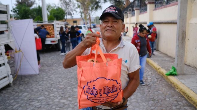  Entrega de jitomates y melones a familias de Santa Rosa Xajay.