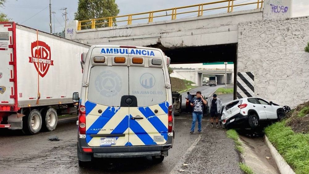 Accidente múltiple implica a tres vehículos en San Juan del Río.