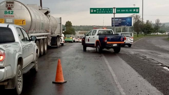 Accidente múltiple implica a tres vehículos en San Juan del Río.