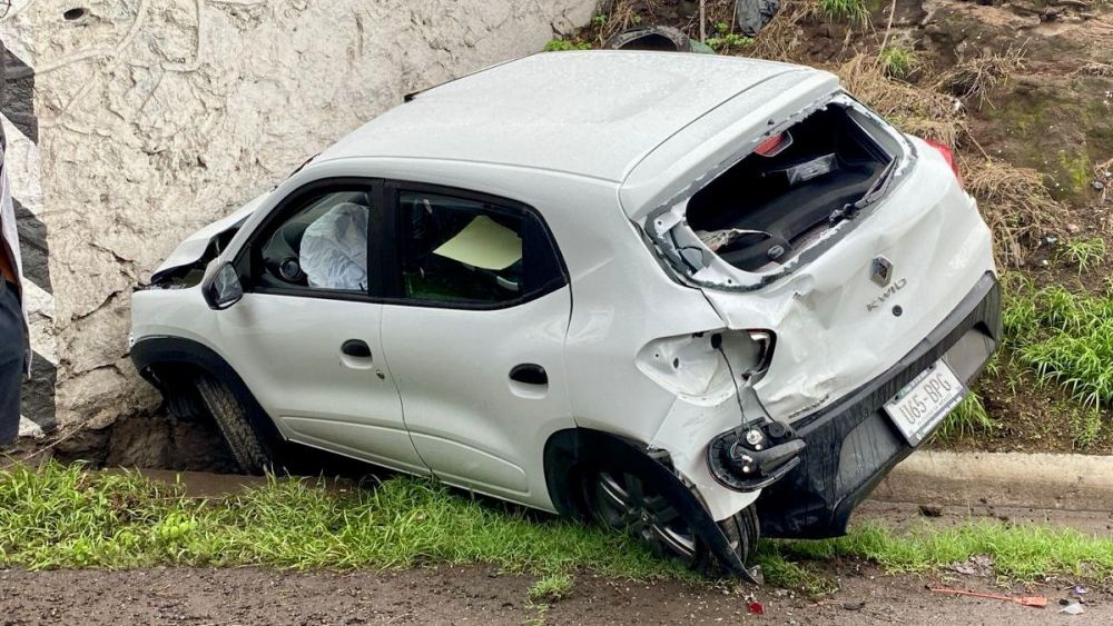 Accidente múltiple implica a tres vehículos en San Juan del Río.