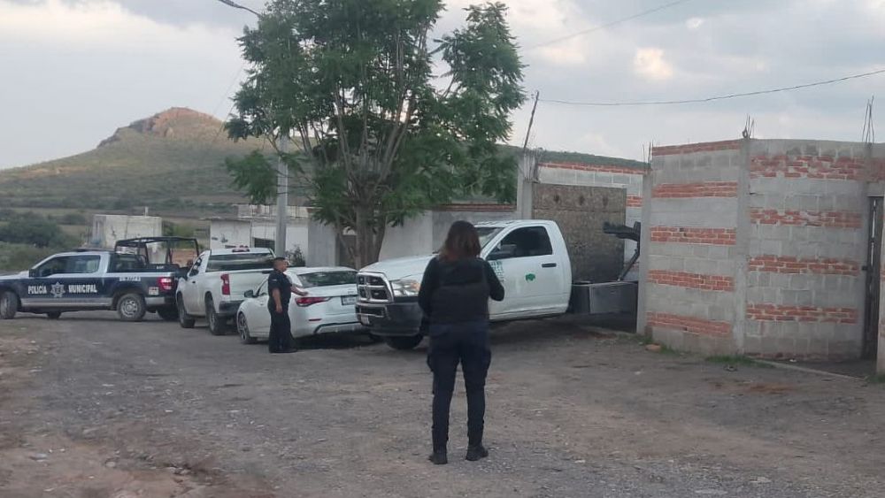 Fiscalía y SSPM aseguran vehículos y autopartes robadas durante cateos en Loma Linda.