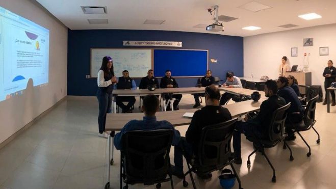 CECA imparte conferencia sobre salud mental y adicciones en áreas laborales.