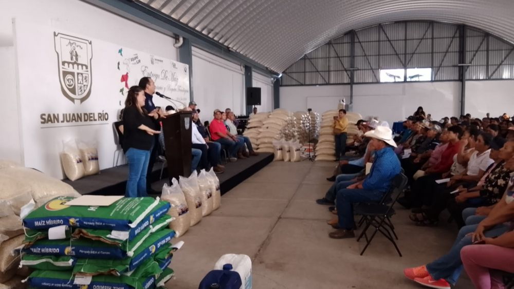 Entrega de apoyos al campo en San Juan del Río.