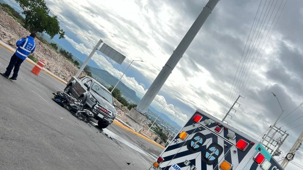 Accidente de motocicleta en San Juan del Río deja un herido.