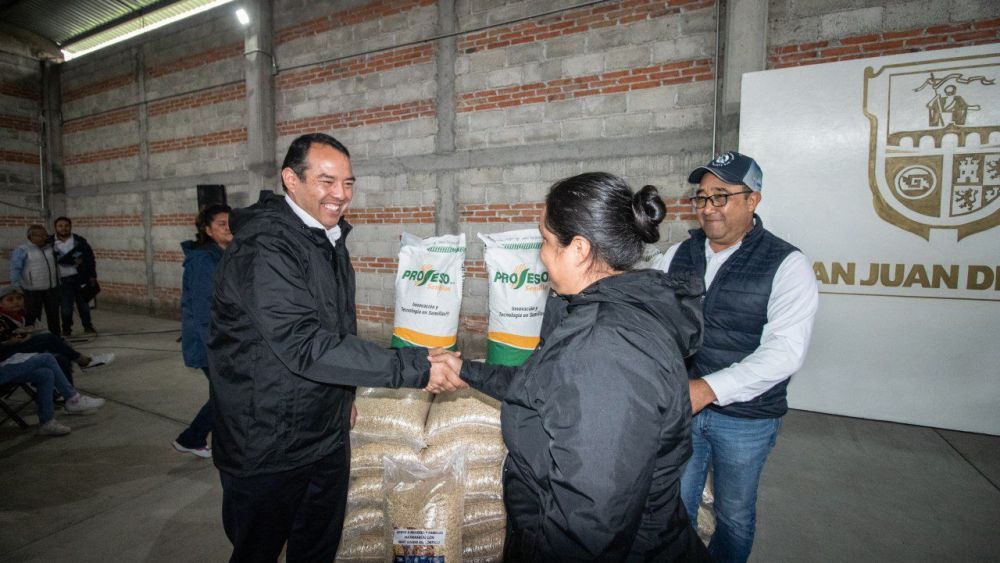 Alcalde de San Juan del Río encabeza entrega de apoyos en Estancia de Santa Lucía.