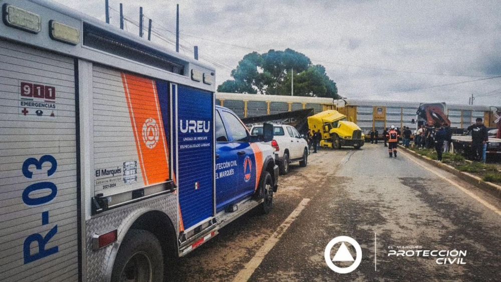 Accidente entre tráiler y tren en carretera estatal 200 provoca caos vial. Foto: Protección Civil ElMarqués.