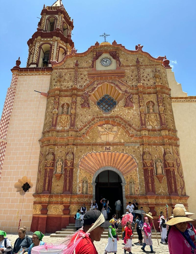 La fe y amor por la Virgen mueve a miles de mujeres al Tepeyac.