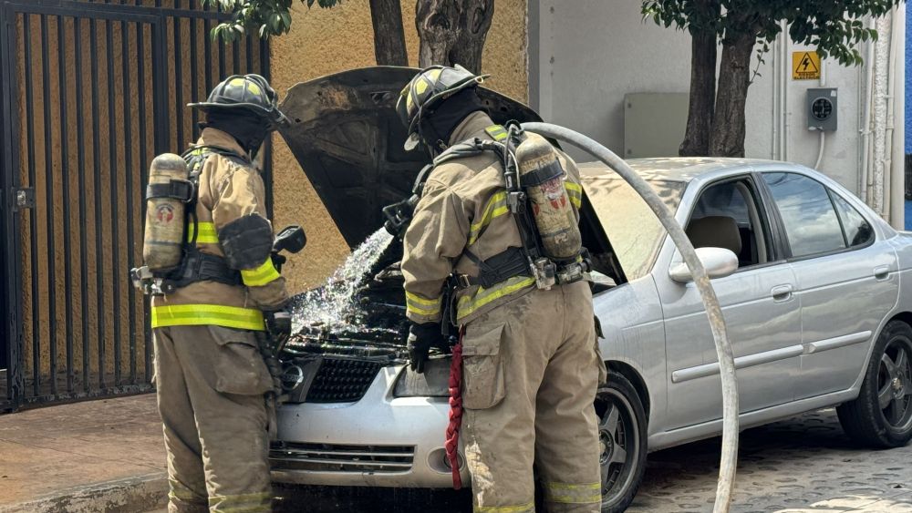 Nissan Sentra se incendia en el Centro de San Juan del Río.