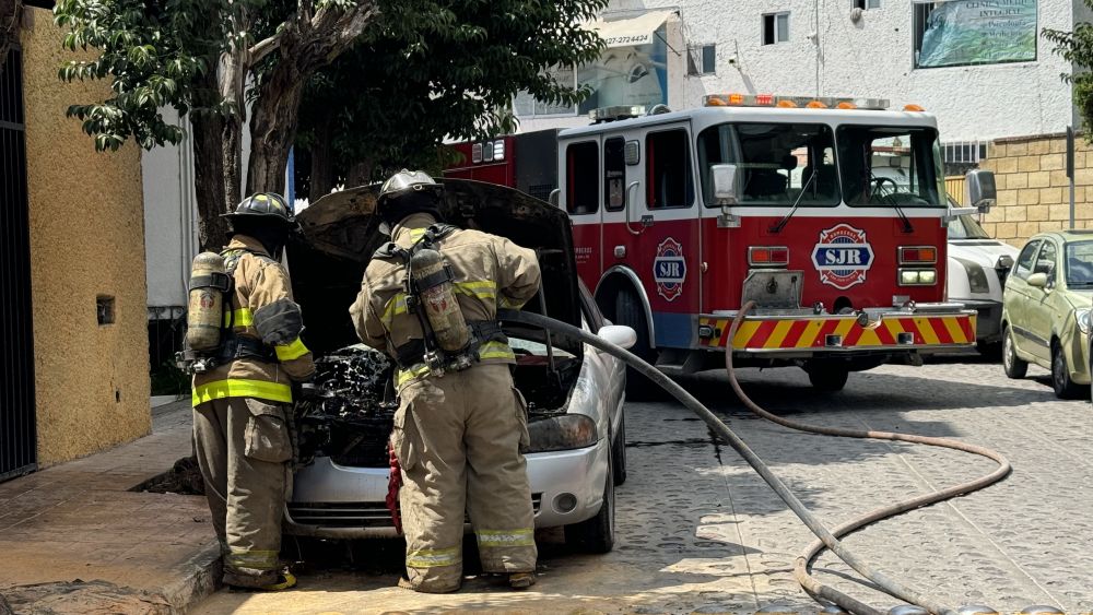 Nissan Sentra se incendia en el Centro de San Juan del Río.