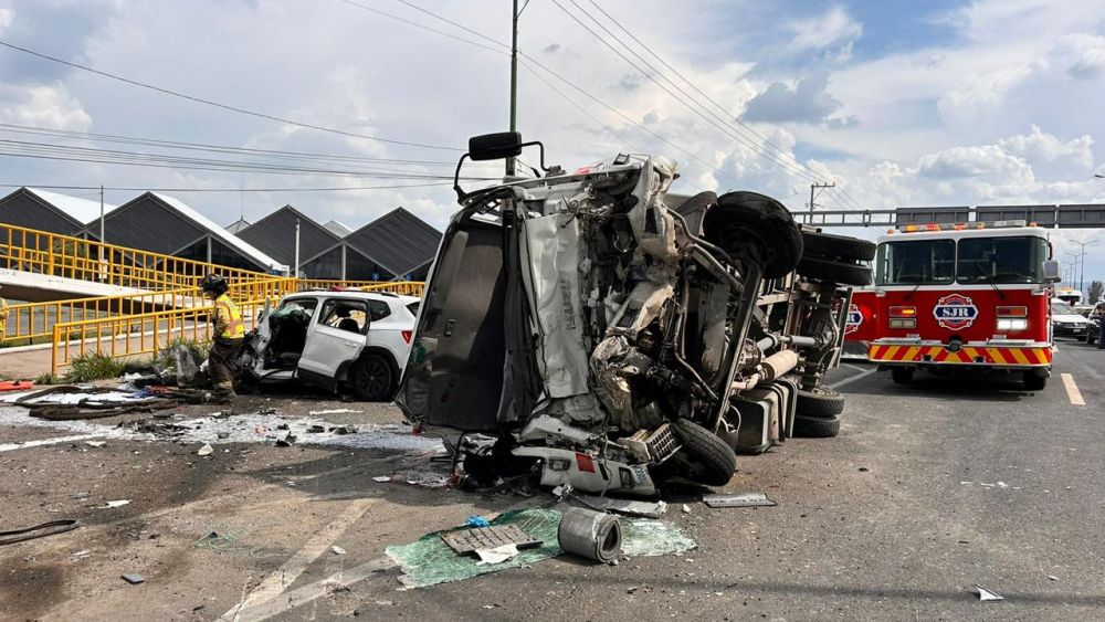 Brutal choque en San Juan del Río deja cuatro heridos graves.