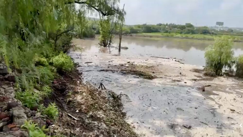 Desastre por inundación en Plaza Epic Center de San Juan del Río.