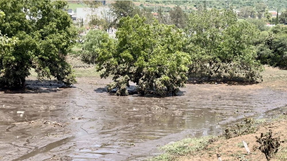 San Juan del Río enfrenta inundaciones por obstrucción de cauces naturales.