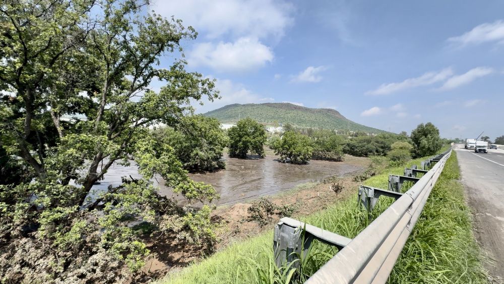 San Juan del Río enfrenta inundaciones por obstrucción de cauces naturales.