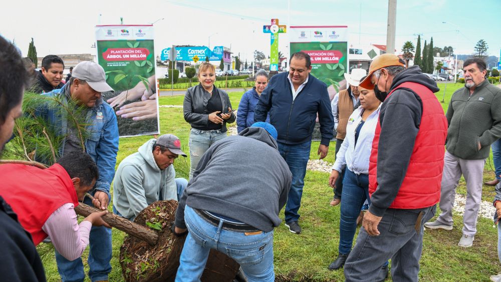 René Mejía planta el árbol número 1 millón en Amealco.