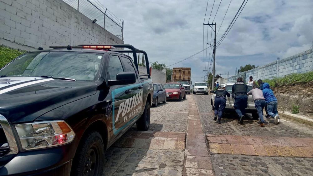 Policía Municipal de El Marqués rescata vehículos varados en el Puente de San Lorenzo.