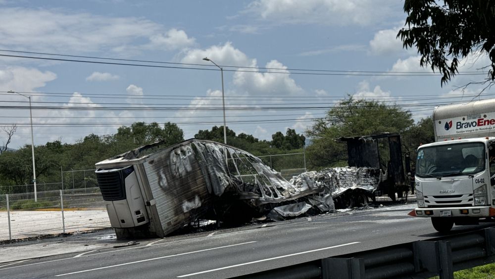 Incendian caja de tráiler en la Autopista México Querétaro.