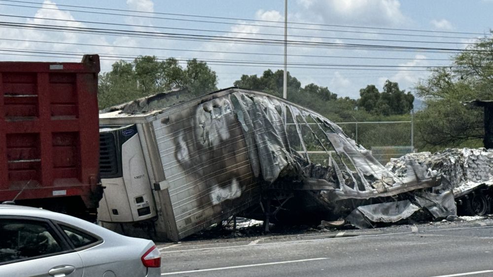 Incendian caja de tráiler en la Autopista México Querétaro.