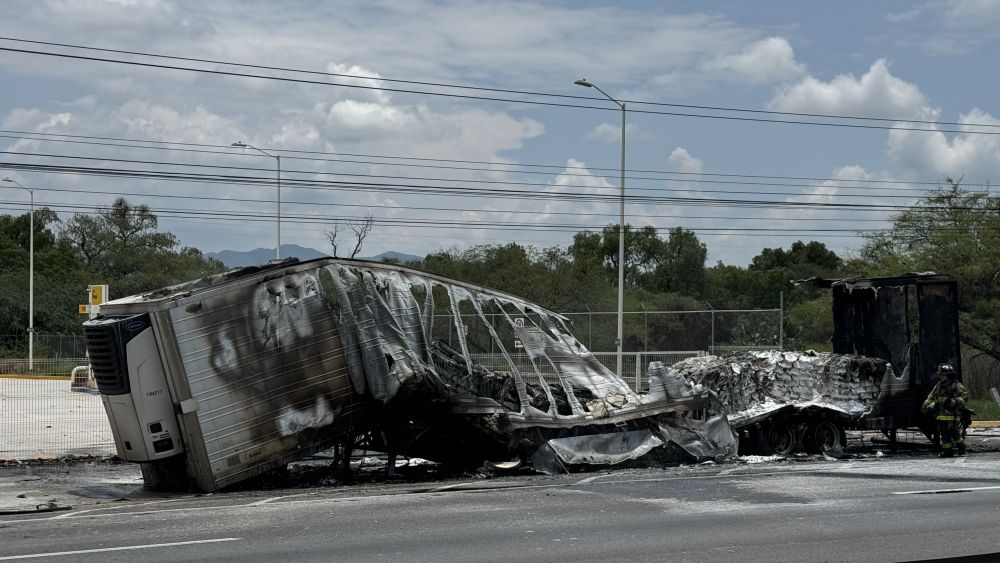 Incendian caja de tráiler en la Autopista México Querétaro.