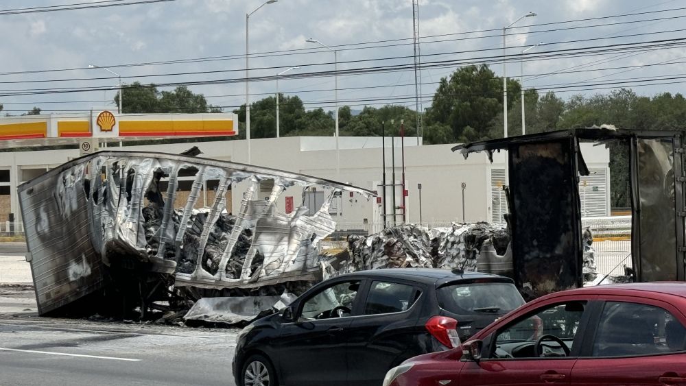 Incendian caja de tráiler en la Autopista México Querétaro.