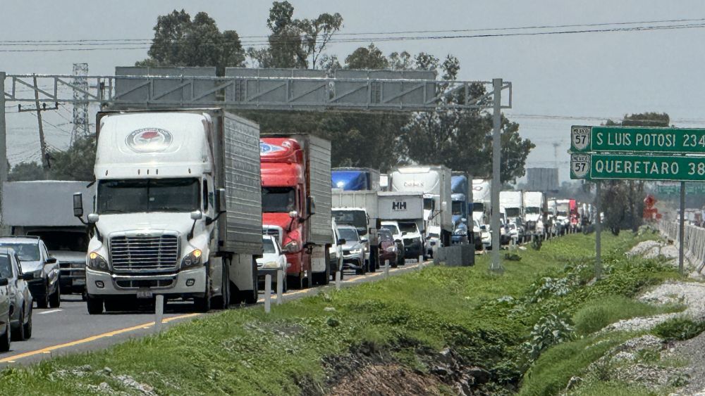 Incendian caja de tráiler en la Autopista México Querétaro.