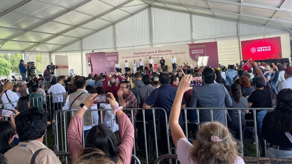 AMLO y Claudia Sheinbaum visitan Querétaro; Gobernador recibe abucheos.