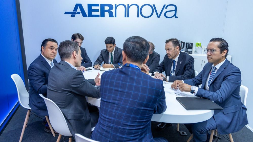 Luis Nava impulsa la capacitación e internacionalización en la Feria Aeroespacial de Farnborough.