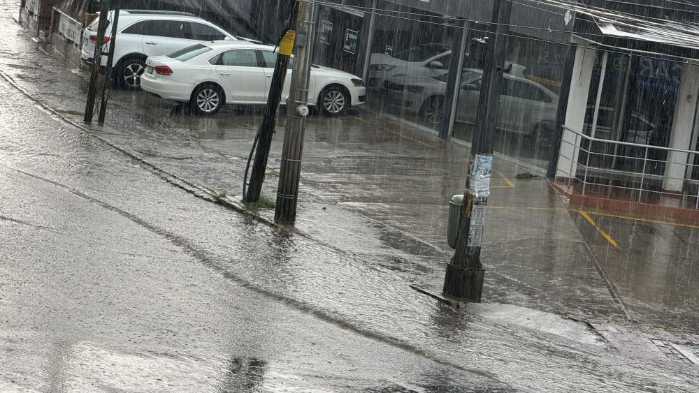 Intensas lluvias inundan calles en San Juan del Río.