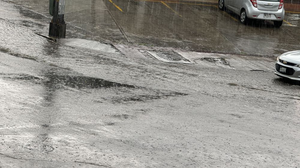 Intensas lluvias inundan calles en San Juan del Río.