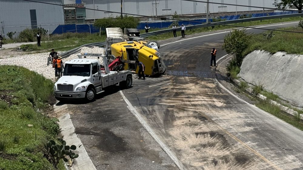 Tráiler cargado de grava se vuelca en San Juan del Río.