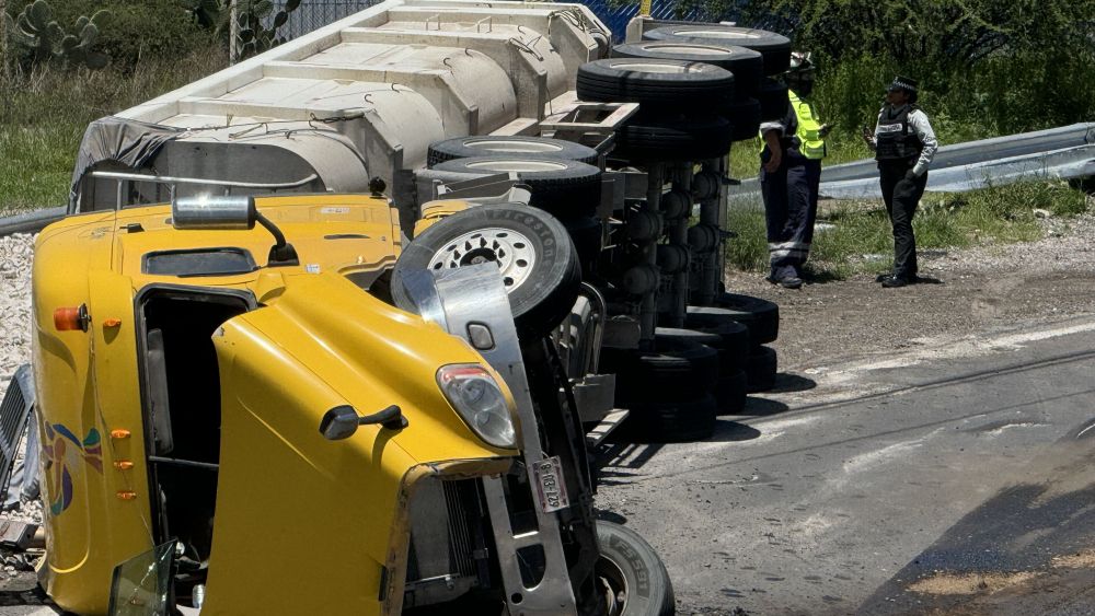 Tráiler cargado de grava se vuelca en San Juan del Río.