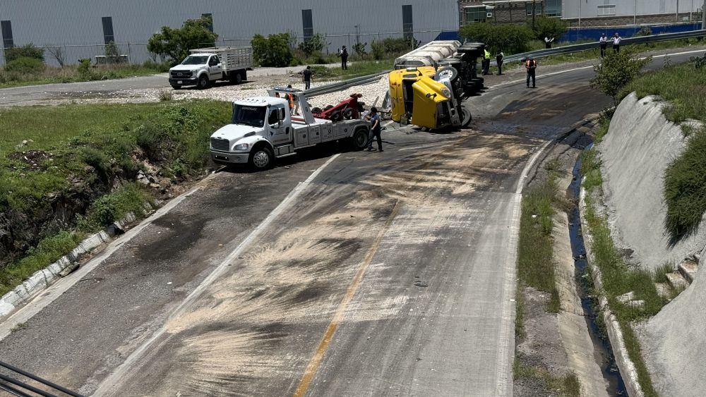 Tráiler cargado de grava se vuelca en San Juan del Río.