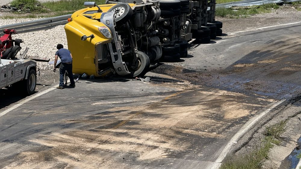 Tráiler cargado de grava se vuelca en San Juan del Río.