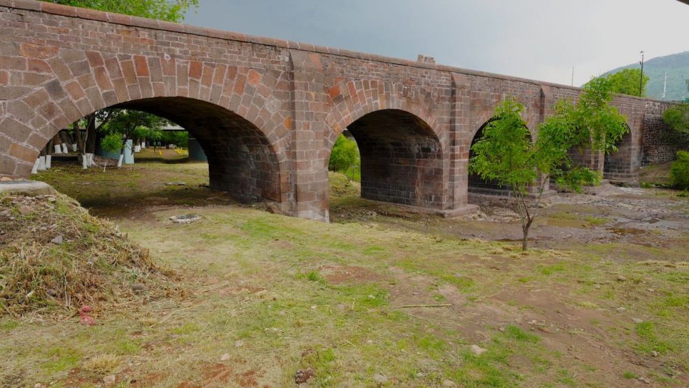 Servicios públicos limpia y mantiene el Puente de la Historia en San Juan del Río.