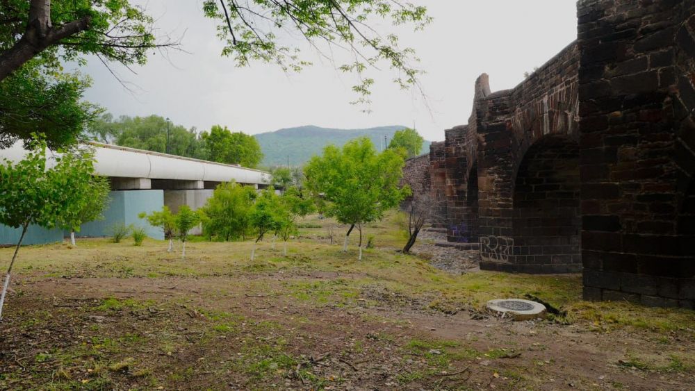 Servicios públicos limpia y mantiene el Puente de la Historia en San Juan del Río.