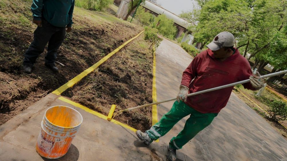 Servicios públicos limpia y mantiene el Puente de la Historia en San Juan del Río.