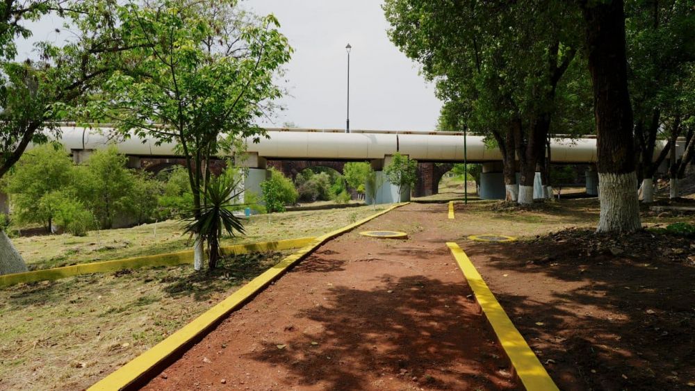 Servicios públicos limpia y mantiene el Puente de la Historia en San Juan del Río.