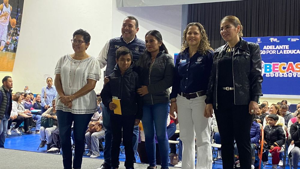 Alcalde de San Juan del Río realizó entrega de "Becas Adelante".