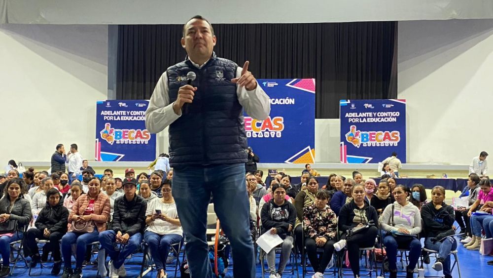 Alcalde de San Juan del Río realizó entrega de "Becas Adelante".