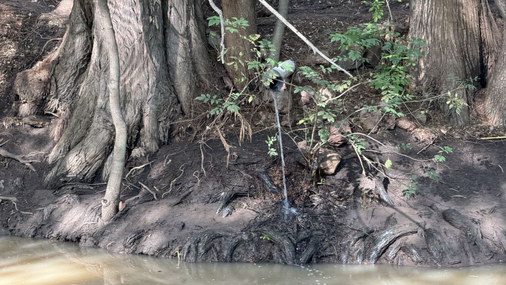 Obstrucción y contaminación amenazan la salud del río en San Juan.