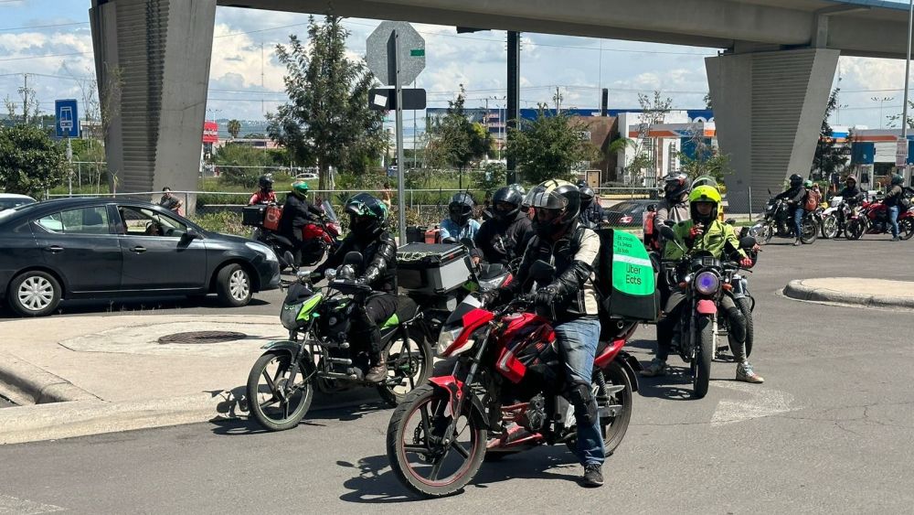 Conductores de Uber Eats y otras plataformas se manifiestan en Querétaro por bajas comisiones.