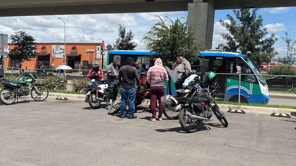 Conductores de Uber Eats y otras plataformas se manifiestan en Querétaro por bajas comisiones.