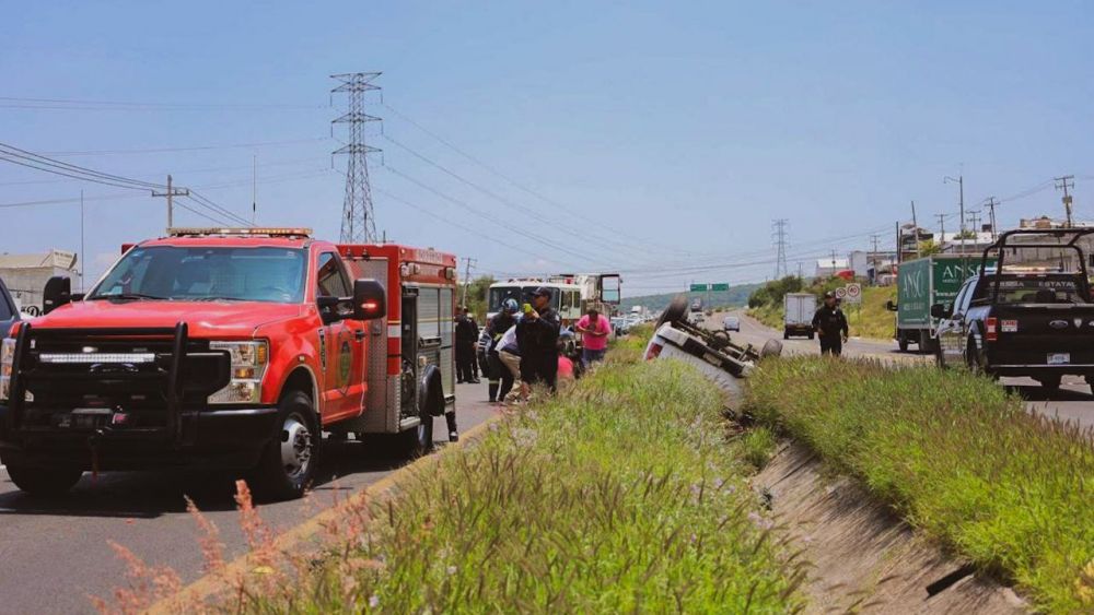 Accidente vehicular en Bosques de las Lomas, en Querétaro.