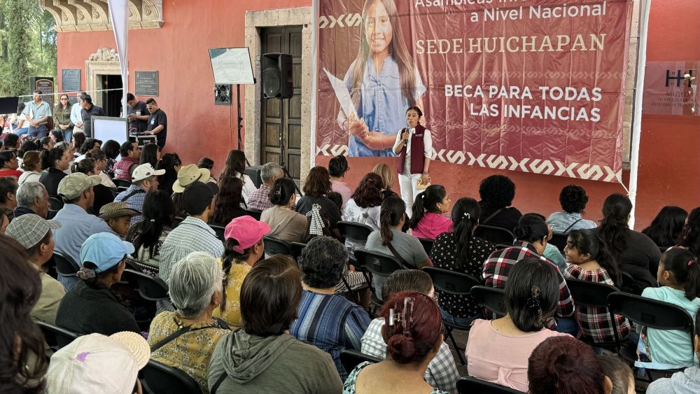 Promueve Jeymi Solís programa de Becas para la Niñez en Huichapan.