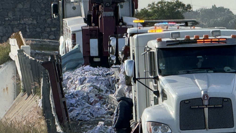 Volcadura de tráiler cierra vialidades de acceso en San Juan del Río.