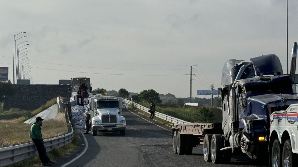 Volcadura de tráiler cierra vialidades de acceso en San Juan del Río.