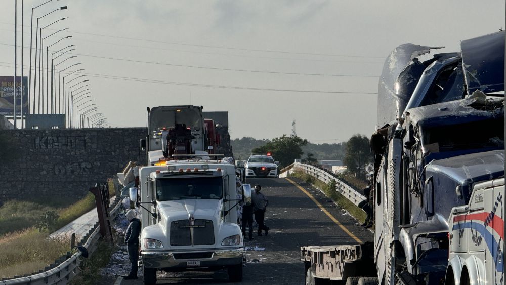 Volcadura de tráiler cierra vialidades de acceso en San Juan del Río.