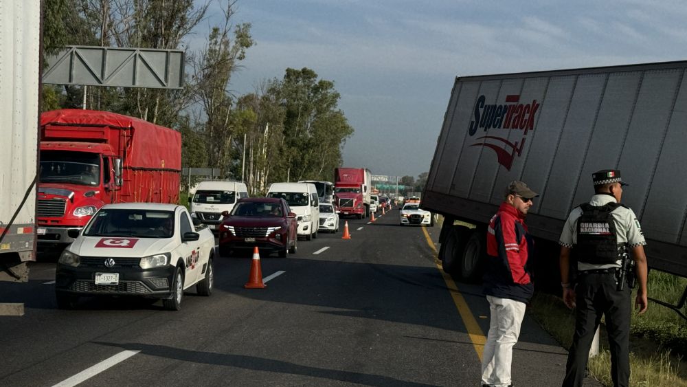 Tráiler se accidenta en autopista México-Querétaro causando estancamiento vial.