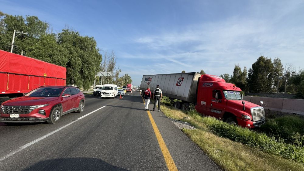 Tráiler se accidenta en autopista México-Querétaro causando estancamiento vial.