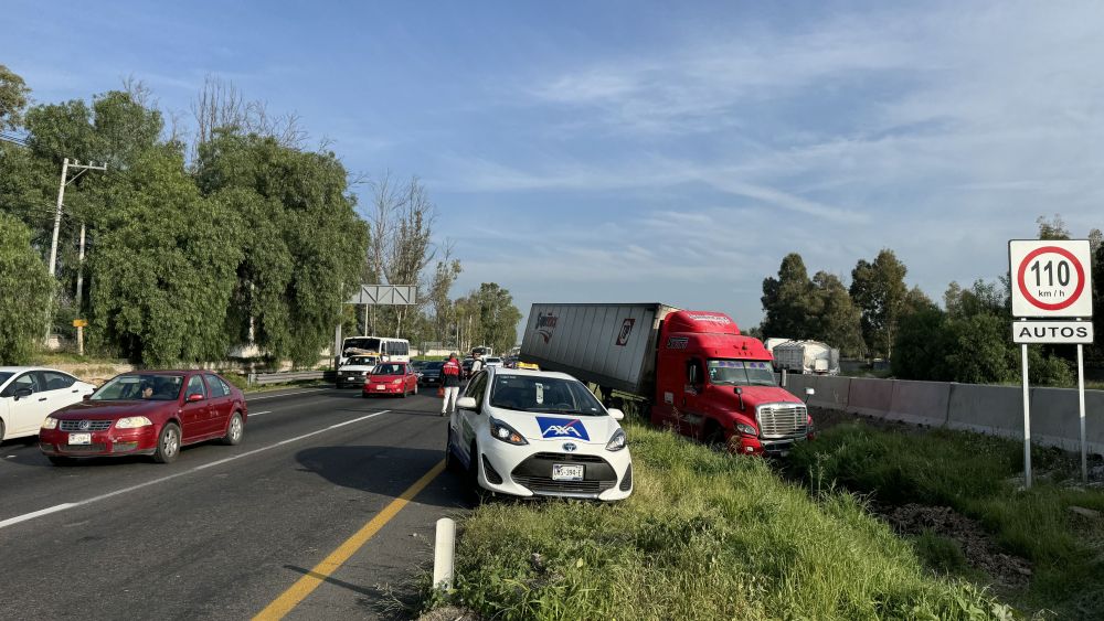 Tráiler se accidenta en autopista México-Querétaro causando estancamiento vial.