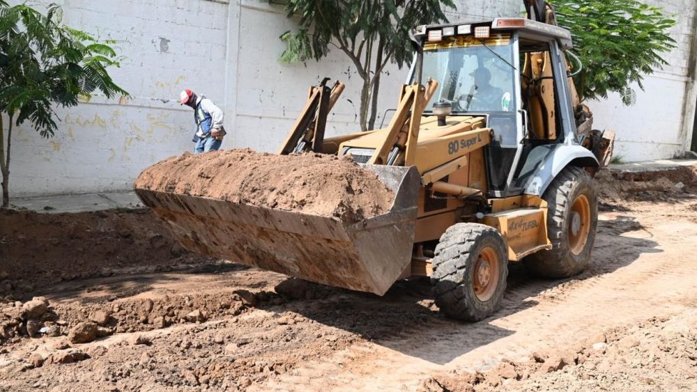 Supervisan avance de obras estatales en calles de San Juan del Río.